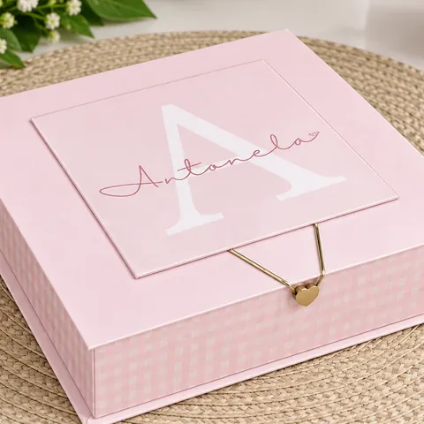 Caixa magnética rosa personalizada com fecho de coração dourado