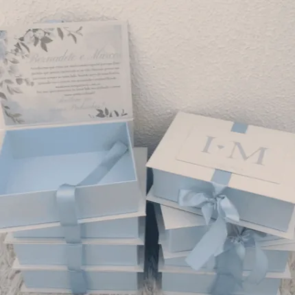 Caixas azuis personalizadas para padrinhos de casamento com laço de cetim